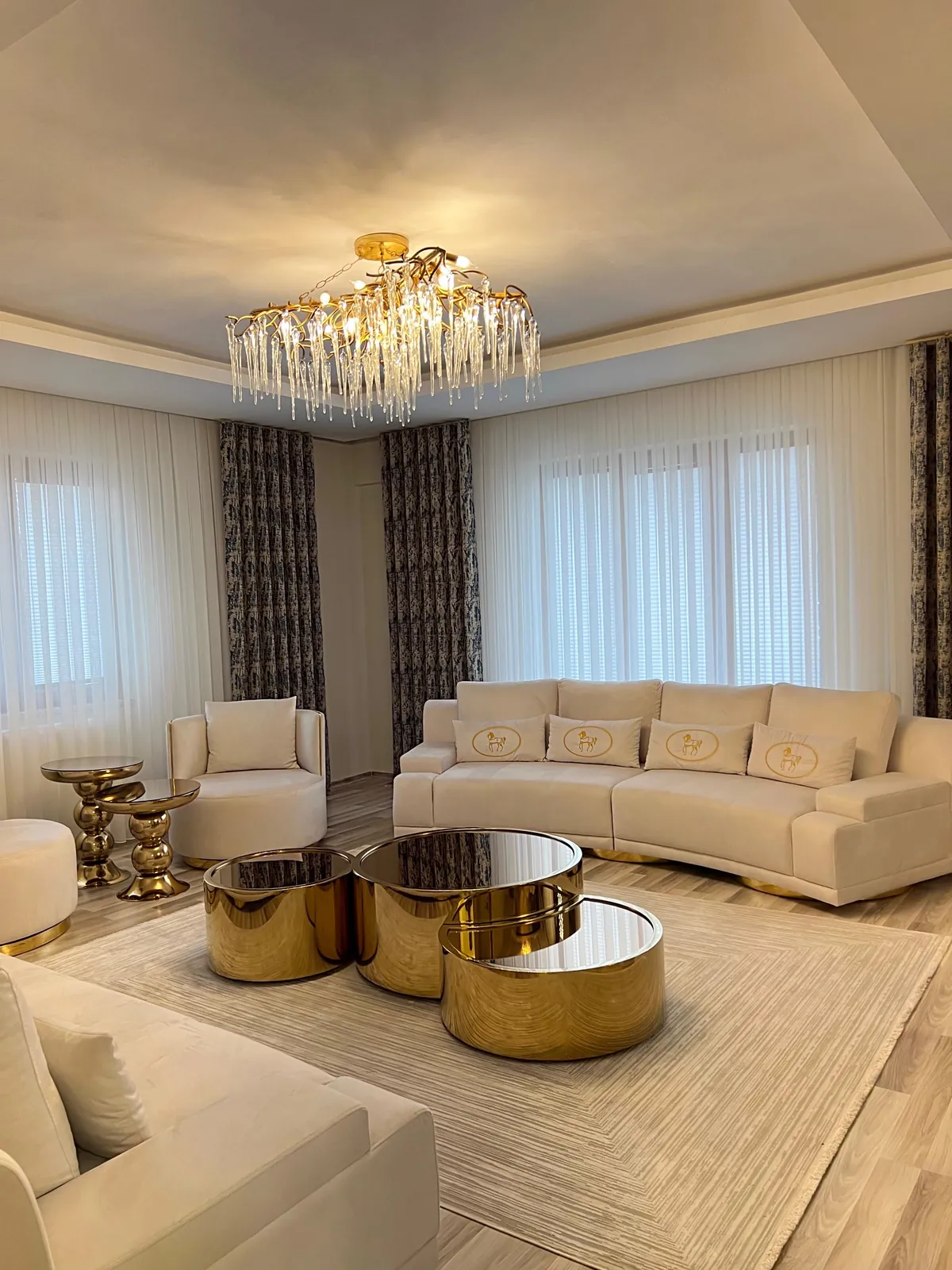 Gold sehpalarla tamamlanan açık renk salon