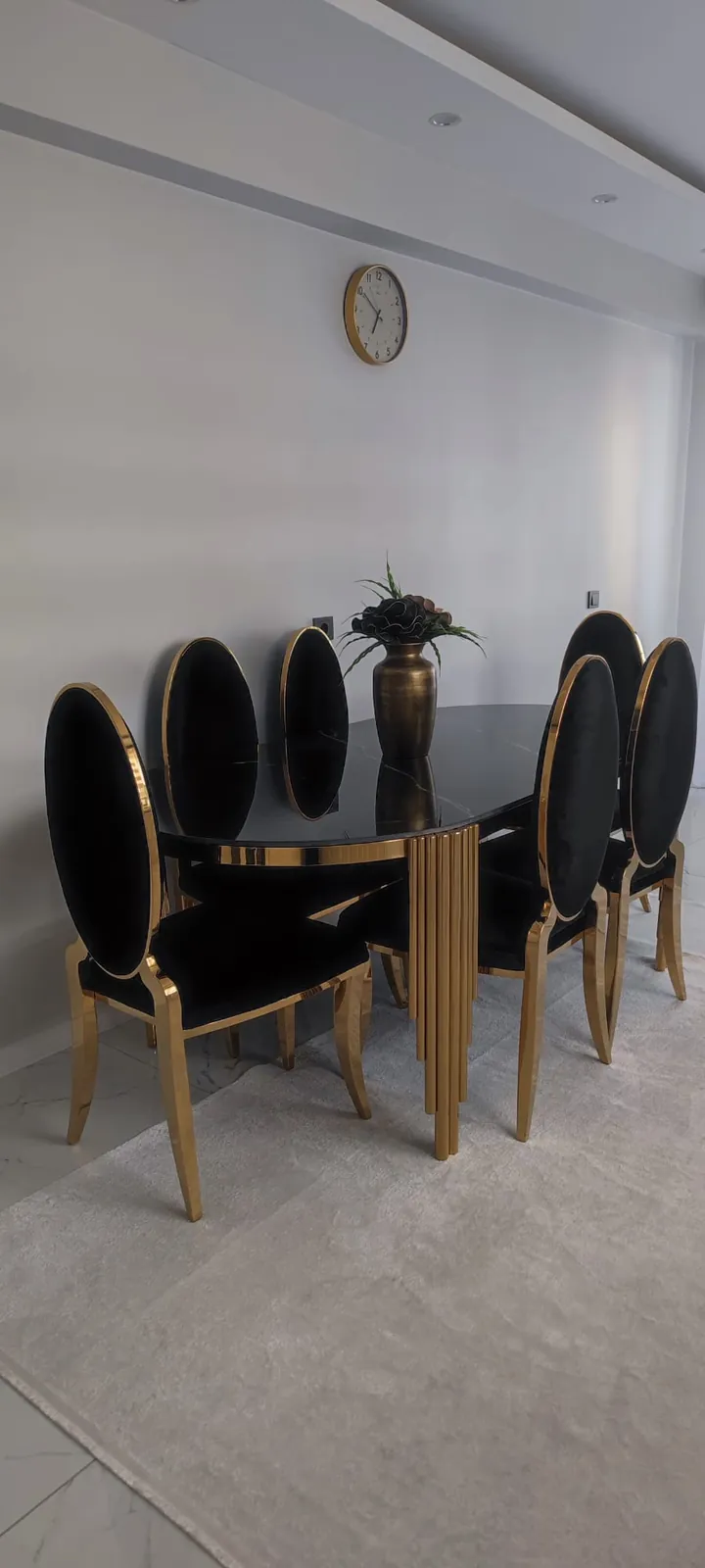 Gold detaylı siyah masa ve sandalyeler